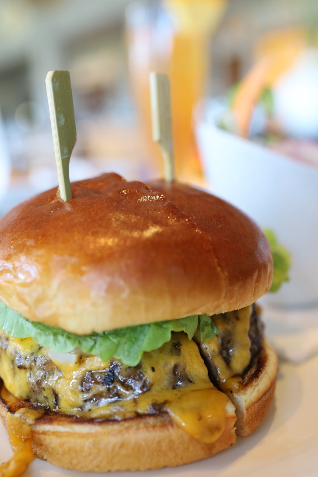 Mariposaのボリュームあるチーズバーガー