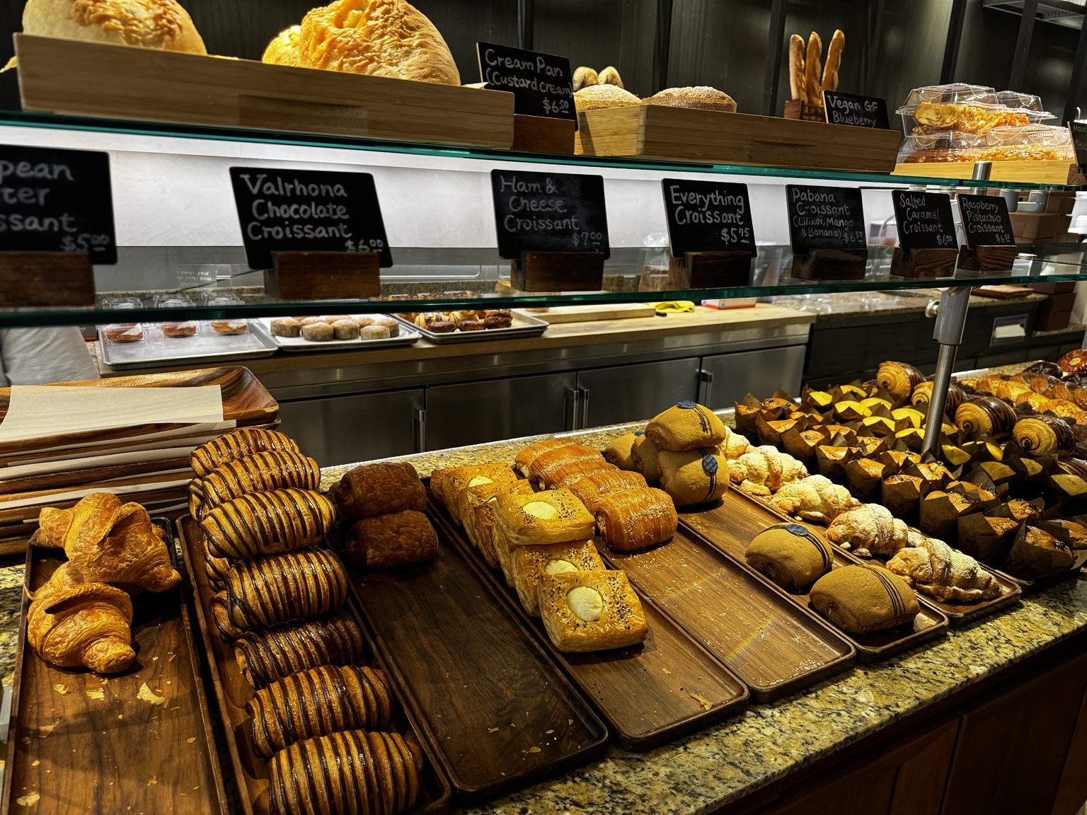 Halekulani Bakeryのクロワッサンとデニッシュ