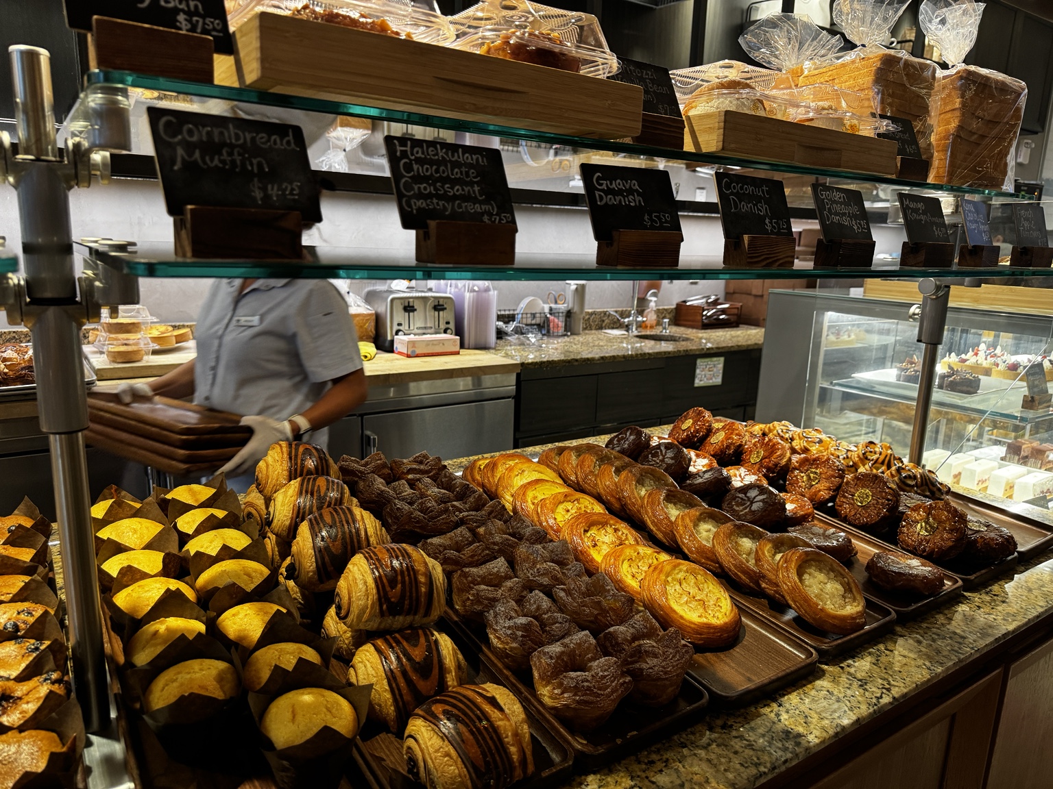 Halekulani Bakeryのショーケースに並ぶパン
