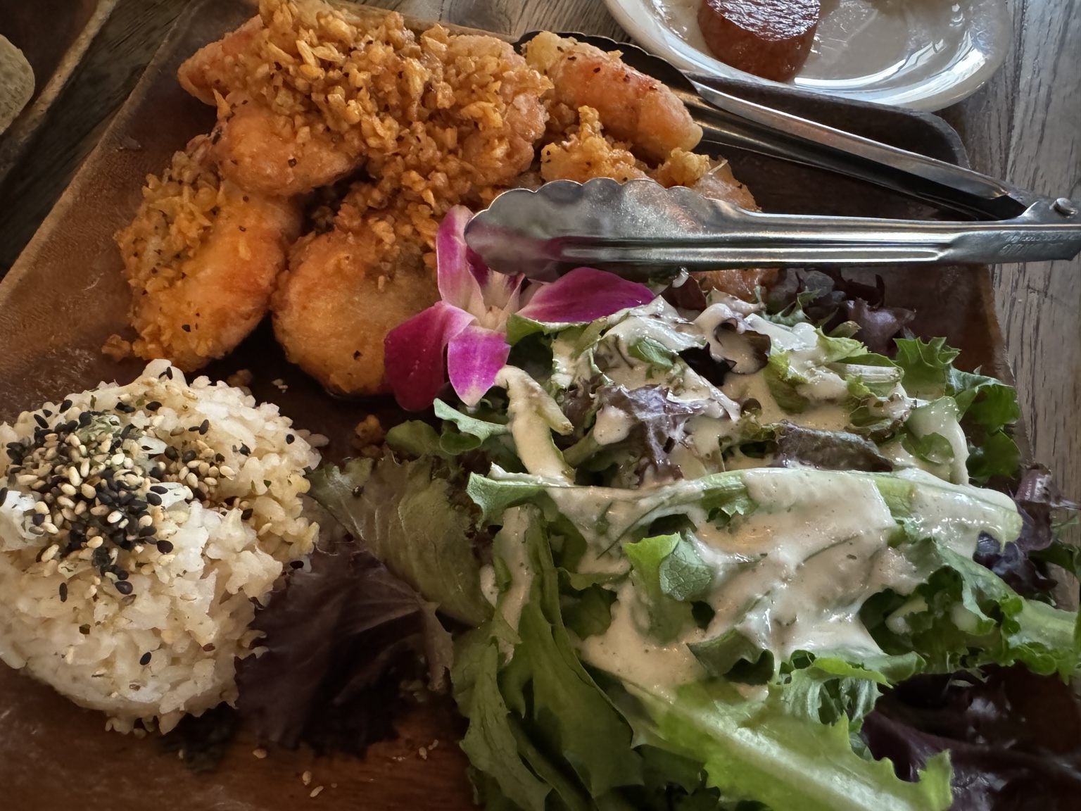 LULU’S WAIKIKIで食べたガーリックシュリンプのプレート