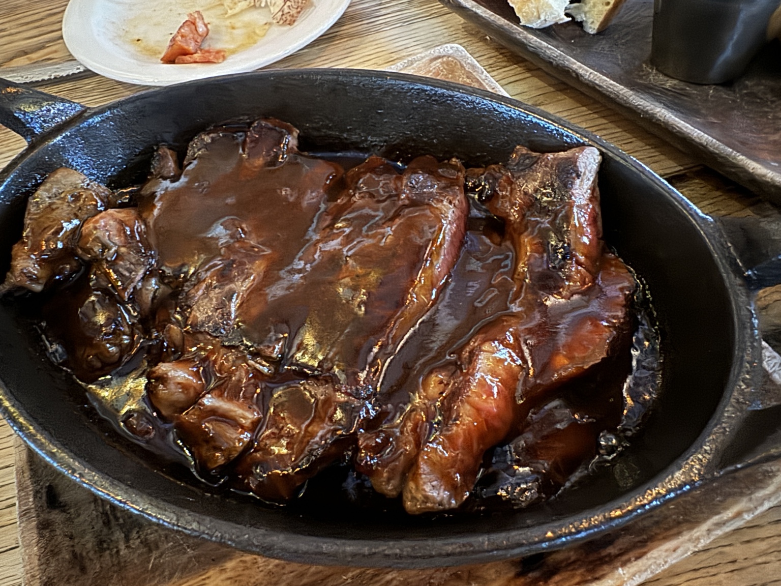 LULU’S WAIKIKIの濃厚なソースをまとった肉料理