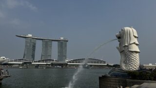 マーライオンとマリーナベイサンズを望むシンガポールの景色