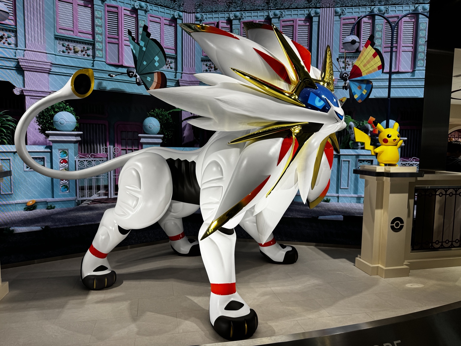 Pokémon Center SINGAPOREのソルガレオ像とピカチュウ