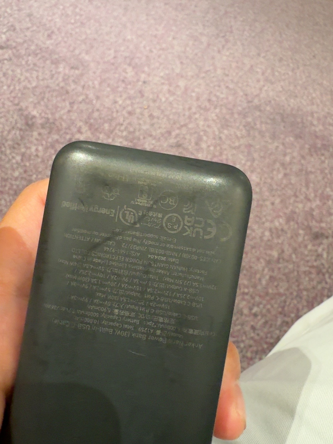 手に持ったモバイルバッテリーの背面表示